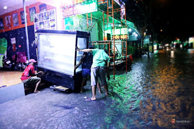  Học sinh, dân công sở khốn khổ vì nước ngập lút bánh xe trong cơn mưa kéo dài đến đêm ở Sài Gòn  - Ảnh 14.