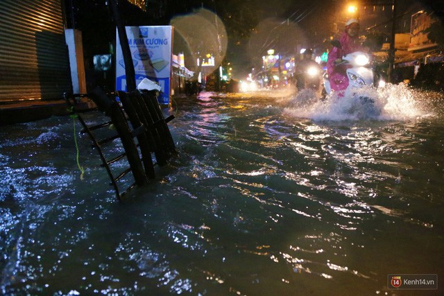  Học sinh, dân công sở khốn khổ vì nước ngập lút bánh xe trong cơn mưa kéo dài đến đêm ở Sài Gòn  - Ảnh 17.
