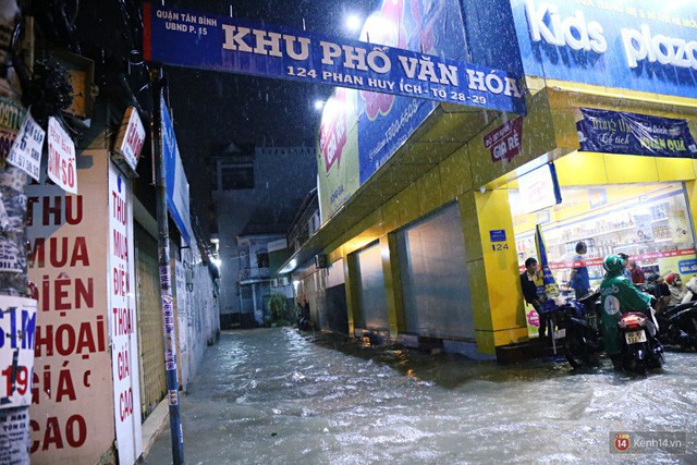  Học sinh, dân công sở khốn khổ vì nước ngập lút bánh xe trong cơn mưa kéo dài đến đêm ở Sài Gòn  - Ảnh 3.