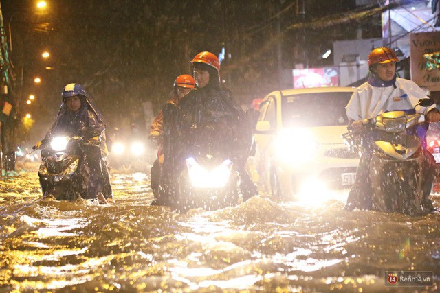  Học sinh, dân công sở khốn khổ vì nước ngập lút bánh xe trong cơn mưa kéo dài đến đêm ở Sài Gòn  - Ảnh 4.