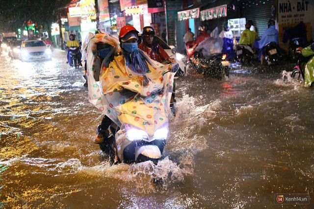 Học sinh, dân công sở khốn khổ vì nước ngập lút bánh xe trong cơn mưa kéo dài đến đêm ở Sài Gòn  - Ảnh 5.