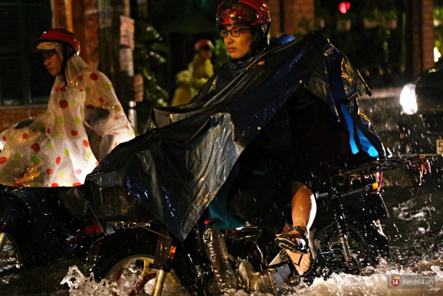  Học sinh, dân công sở khốn khổ vì nước ngập lút bánh xe trong cơn mưa kéo dài đến đêm ở Sài Gòn  - Ảnh 6.