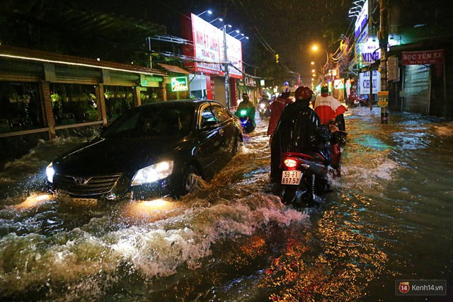  Học sinh, dân công sở khốn khổ vì nước ngập lút bánh xe trong cơn mưa kéo dài đến đêm ở Sài Gòn  - Ảnh 7.
