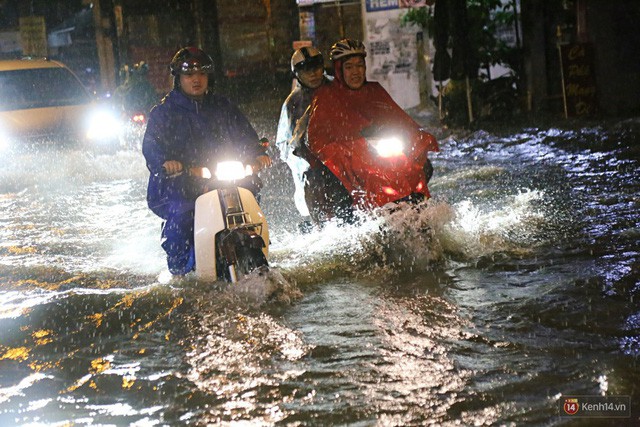  Học sinh, dân công sở khốn khổ vì nước ngập lút bánh xe trong cơn mưa kéo dài đến đêm ở Sài Gòn  - Ảnh 8.
