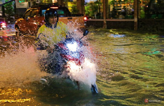  Học sinh, dân công sở khốn khổ vì nước ngập lút bánh xe trong cơn mưa kéo dài đến đêm ở Sài Gòn  - Ảnh 9.
