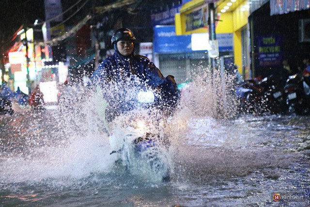  Học sinh, dân công sở khốn khổ vì nước ngập lút bánh xe trong cơn mưa kéo dài đến đêm ở Sài Gòn  - Ảnh 10.