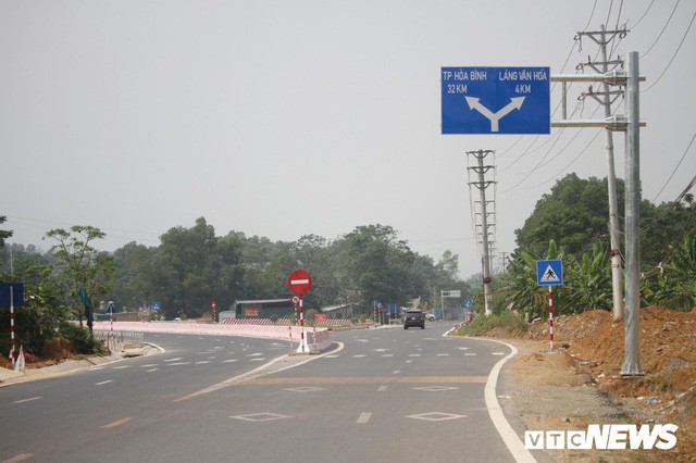  Ảnh: Tuyến đường BOT nghìn tỷ đồng cắt núi nối Hà Nội - Hòa Bình trước ngày thông xe  - Ảnh 1.