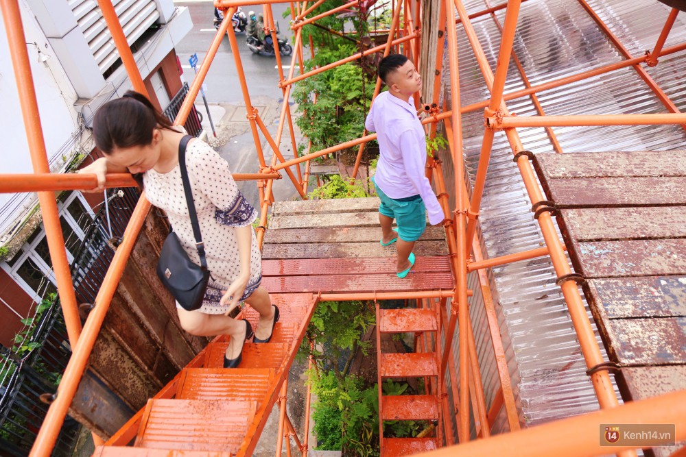 Kỳ lạ quán cafe như công trình đang xây dựng ở Sài Gòn: Đầu tư 2 tỷ, dự đoán tuổi thọ chỉ... 10 năm - Ảnh 12.