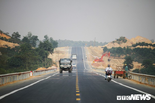  Ảnh: Tuyến đường BOT nghìn tỷ đồng cắt núi nối Hà Nội - Hòa Bình trước ngày thông xe  - Ảnh 3.