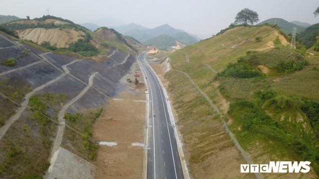  Ảnh: Tuyến đường BOT nghìn tỷ đồng cắt núi nối Hà Nội - Hòa Bình trước ngày thông xe  - Ảnh 4.
