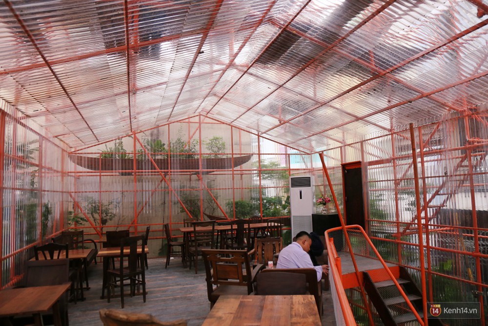 Kỳ lạ quán cafe như công trình đang xây dựng ở Sài Gòn: Đầu tư 2 tỷ, dự đoán tuổi thọ chỉ... 10 năm - Ảnh 5.