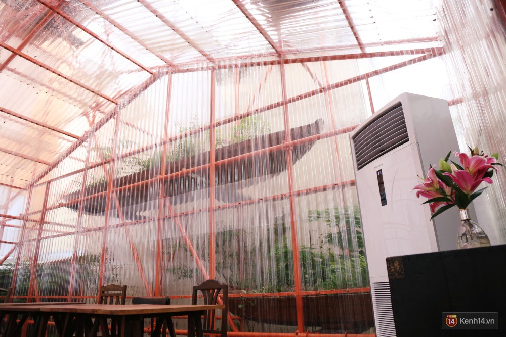 Kỳ lạ quán cafe như công trình đang xây dựng ở Sài Gòn: Đầu tư 2 tỷ, dự đoán tuổi thọ chỉ... 10 năm - Ảnh 6.