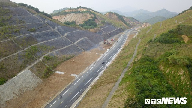  Ảnh: Tuyến đường BOT nghìn tỷ đồng cắt núi nối Hà Nội - Hòa Bình trước ngày thông xe  - Ảnh 6.