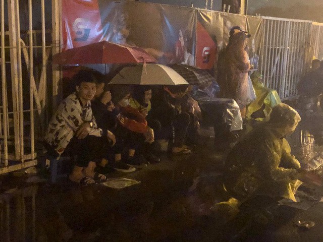  Người dân đội mưa và thức trắng đêm xếp hàng mua vé xem đội tuyển Việt Nam đấu Malaysia tại AFF Cup 2018  - Ảnh 3.