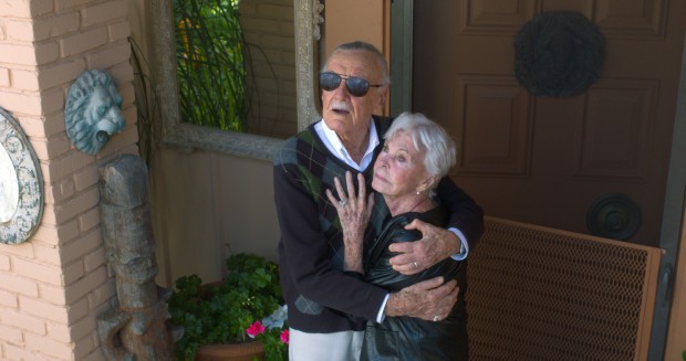 Mối tình kỳ diệu nhất Hollywood của Stan Lee: Yêu từ khi chưa gặp mặt, mất 2 tuần để đập chậu cướp hoa rồi bên nhau 70 năm không rời - Ảnh 4.