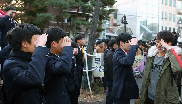 600.000 thí sinh Hàn Quốc thi Đại học: Cả đất nước nín thở, học sinh lớp 11 quỳ ngoài cổng trường chúc anh chị thi tốt - Ảnh 2.