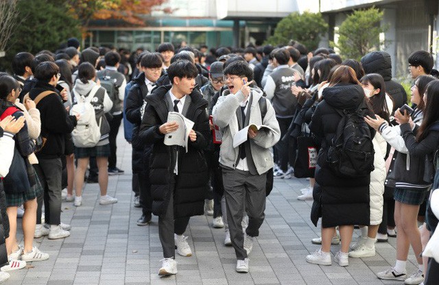 600.000 thí sinh Hàn Quốc thi Đại học: Cả đất nước nín thở, học sinh lớp 11 quỳ ngoài cổng trường chúc anh chị thi tốt - Ảnh 13.