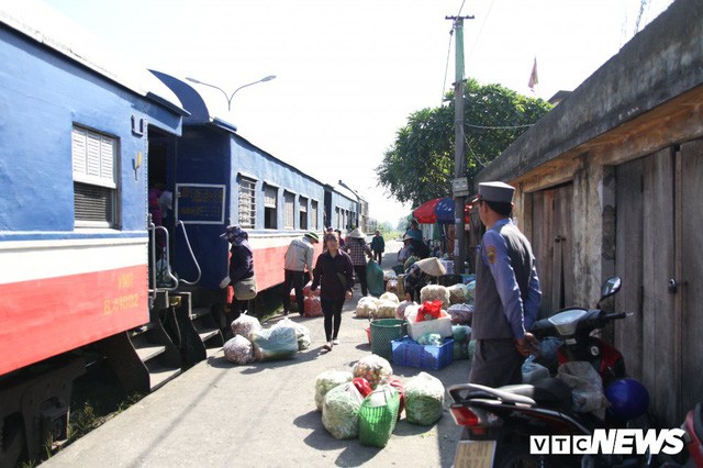 Cận cảnh chuyến tàu rời ga ở Hà Nội chỉ với 2 vị khách nước ngoài, lỗ 10 triệu đồng/ngày - Ảnh 16.