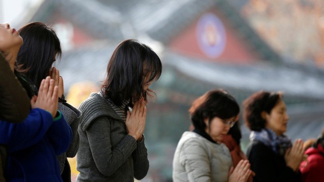 600.000 thí sinh Hàn Quốc thi Đại học: Cả đất nước nín thở, học sinh lớp 11 quỳ ngoài cổng trường chúc anh chị thi tốt - Ảnh 17.