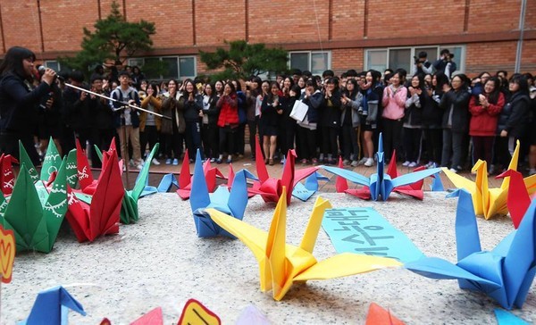 600.000 thí sinh Hàn Quốc thi Đại học: Cả đất nước nín thở, học sinh lớp 11 quỳ ngoài cổng trường chúc anh chị thi tốt - Ảnh 7.