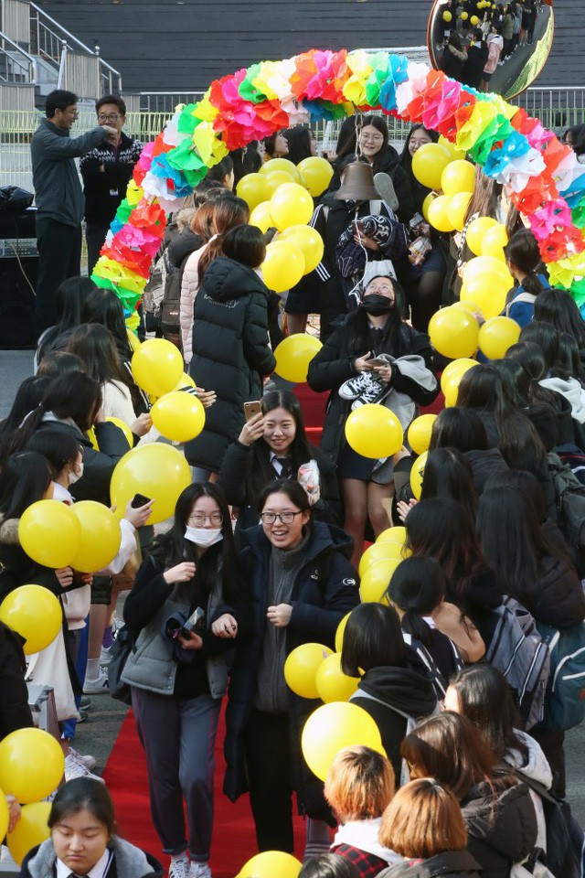 600.000 thí sinh Hàn Quốc thi Đại học: Cả đất nước nín thở, học sinh lớp 11 quỳ ngoài cổng trường chúc anh chị thi tốt - Ảnh 10.