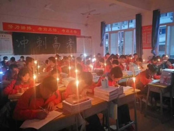 Gaokao - kỳ thi ĐH khốc liệt nhất thế giới ở Trung Quốc: Gian lận phạt tù 7 năm, nữ sinh phải uống thuốc hoãn kinh nguyệt để dự thi - Ảnh 9.