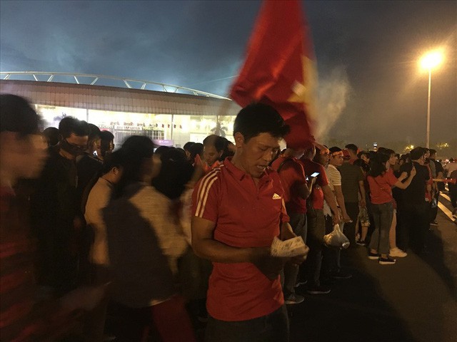 VFF “xử” doanh nghiệp an ninh vì vụ đưa người vào sân Mỹ Đình mà không cần vé - Ảnh 1. VFF “xử” doanh nghiệp an ninh vì vụ đưa người vào sân Mỹ Đình mà không cần vé - Ảnh 1.