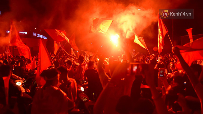 aff cup 2018 - Báo Hàn sửng sốt khi chứng kiến không khí AFF Cup ở Việt Nam chẳng khác gì World Cup - photo aff cup 2018 - photo 1 15426101736012095898950 - Báo Hàn sửng sốt khi chứng kiến không khí AFF Cup ở Việt Nam chẳng khác gì World Cup
