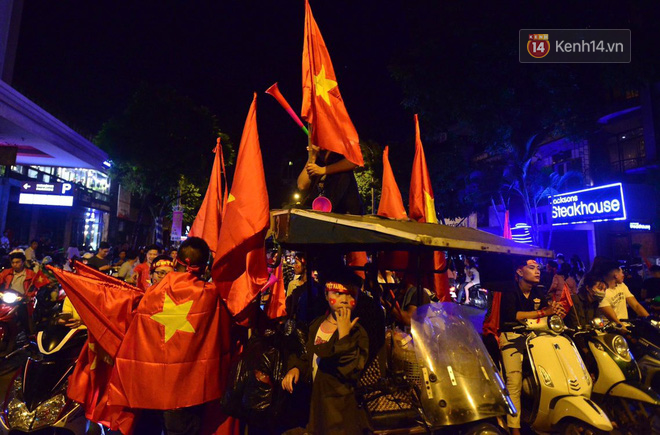 aff cup 2018 - Báo Hàn sửng sốt khi chứng kiến không khí AFF Cup ở Việt Nam chẳng khác gì World Cup - photo aff cup 2018 - photo 2 1542610173603282818641 - Báo Hàn sửng sốt khi chứng kiến không khí AFF Cup ở Việt Nam chẳng khác gì World Cup