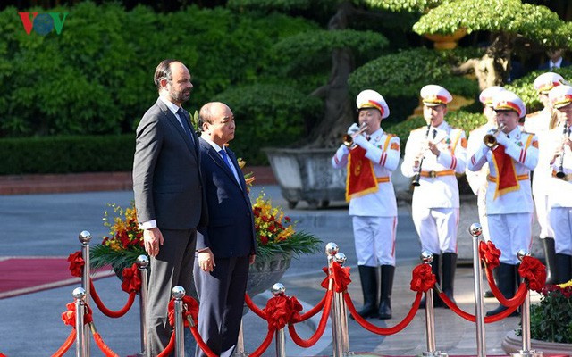  Hình ảnh lễ đón trọng thể Thủ tướng Pháp thăm chính thức Việt Nam  - Ảnh 4.