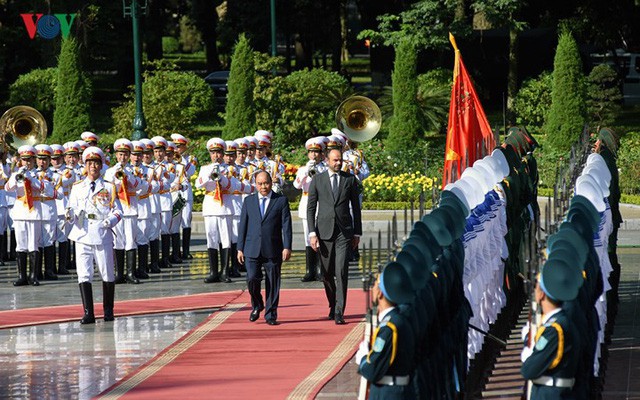  Hình ảnh lễ đón trọng thể Thủ tướng Pháp thăm chính thức Việt Nam  - Ảnh 5.