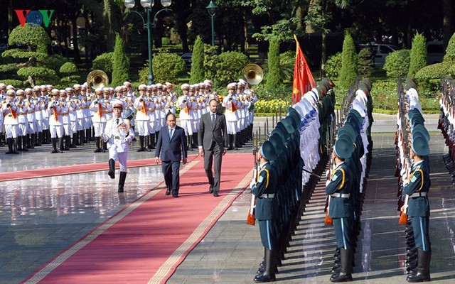  Hình ảnh lễ đón trọng thể Thủ tướng Pháp thăm chính thức Việt Nam  - Ảnh 6.