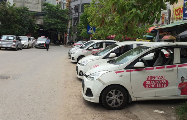 Hà Nội phân vùng hoạt động taxi: Cách nào giám sát, xử phạt? - Ảnh 1.