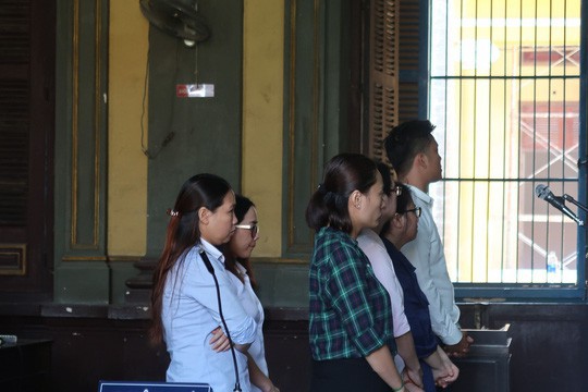 6 nhân viên Eximbank hầu tòa trong vụ hơn 264 tỉ đồng trong tài khoản tiết kiệm bốc hơi - Ảnh 1. 6 nhân viên Eximbank hầu tòa trong vụ hơn 264 tỉ đồng trong tài khoản tiết kiệm bốc hơi - Ảnh 1.