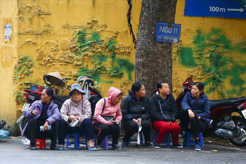việt nam – campuchia - Vé “chợ đen” trận Việt Nam – Campuchia cao chót vót, khán giả vẫn chờ “giờ G” - photo việt nam – campuchia - photo 1 1542875576492837651480 - Vé “chợ đen” trận Việt Nam – Campuchia cao chót vót, khán giả vẫn chờ “giờ G”
