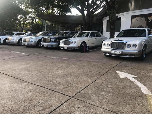 Ông chủ cà phê Trung Nguyên trưng dàn hãng Rolls-Royce, hãng Bently cộng loạt xe sang trị giá trăm tỷ đồng ở Buôn Ma Thuật - Ảnh 2. Ông chủ cà phê Trung Nguyên trưng dàn hãng Rolls-Royce, hãng Bently cộng loạt xe sang trị giá trăm tỷ đồng ở Buôn Ma Thuật - Ảnh 2.