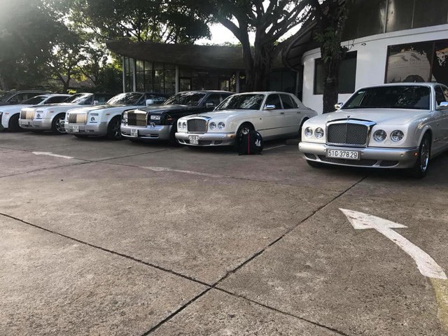  Ông chủ cà phê Trung Nguyên trưng dàn Rolls-Royce, Bentley cùng loạt xe sang trị giá trăm tỷ đồng tại Buôn Ma Thuật  - Ảnh 2.