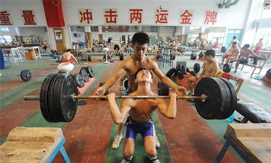 Bên trong những lớp học huấn luyện thể thao, nghệ thuật khắc nghiệt đến kinh hoàng tại Trung Quốc - Ảnh 11.