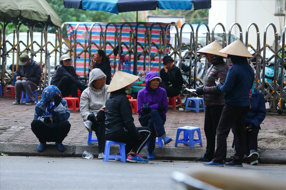 việt nam – campuchia - Vé “chợ đen” trận Việt Nam – Campuchia cao chót vót, khán giả vẫn chờ “giờ G” - photo việt nam – campuchia - photo 2 15428755764941977768849 - Vé “chợ đen” trận Việt Nam – Campuchia cao chót vót, khán giả vẫn chờ “giờ G”