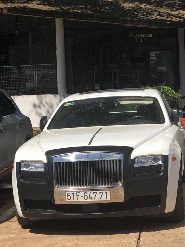 Ông chủ cà phê Trung Nguyên trưng dàn hãng Rolls-Royce, hãng Bently cộng loạt xe sang trị giá trăm tỷ đồng ở Buôn Ma Thuật - Ảnh 4. Ông chủ cà phê Trung Nguyên trưng dàn hãng Rolls-Royce, hãng Bently cộng loạt xe sang trị giá trăm tỷ đồng ở Buôn Ma Thuật - Ảnh 4.