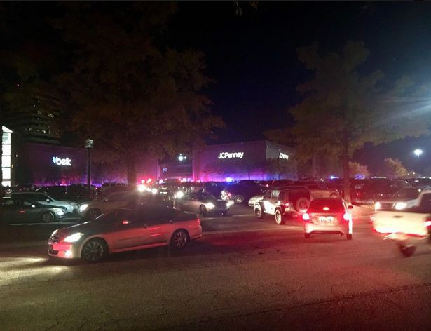 Mỹ: Xả súng trong trung tâm mua sắm ngày Black Friday, người dân tháo chạy toán loạn - Ảnh 2.