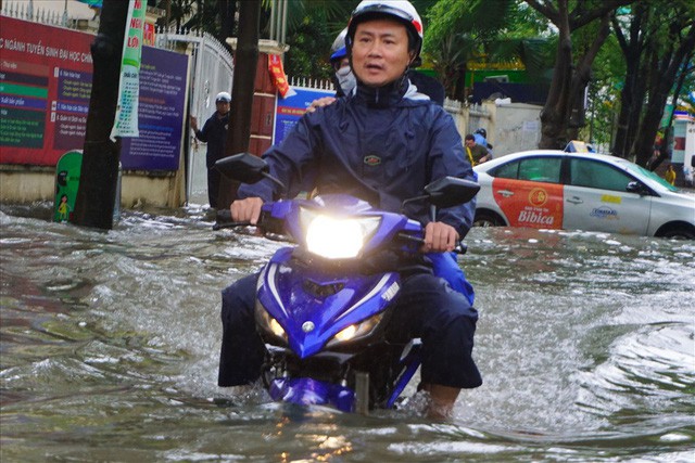  Đường Sài Gòn ngập như sông: Lexus chết trân, tàu bè băng băng vượt nước  - Ảnh 1.
