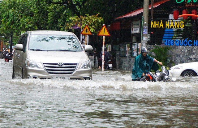  Đường Sài Gòn ngập như sông: Lexus chết trân, tàu bè băng băng vượt nước  - Ảnh 12.