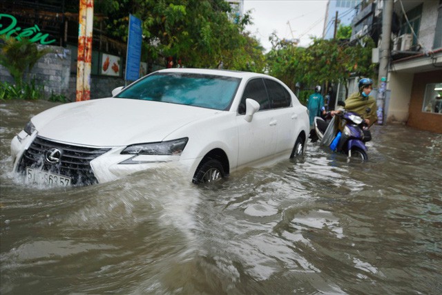  Đường Sài Gòn ngập như sông: Lexus chết trân, tàu bè băng băng vượt nước  - Ảnh 13.