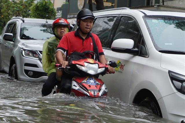  Đường Sài Gòn ngập như sông: Lexus chết trân, tàu bè băng băng vượt nước  - Ảnh 16.