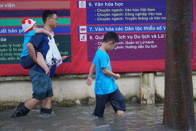  Đường Sài Gòn ngập như sông: Lexus chết trân, tàu bè băng băng vượt nước  - Ảnh 4.