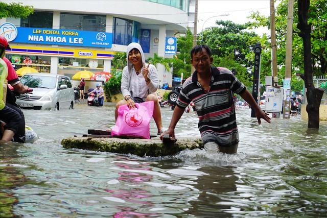  Đường Sài Gòn ngập như sông: Lexus chết trân, tàu bè băng băng vượt nước  - Ảnh 6.