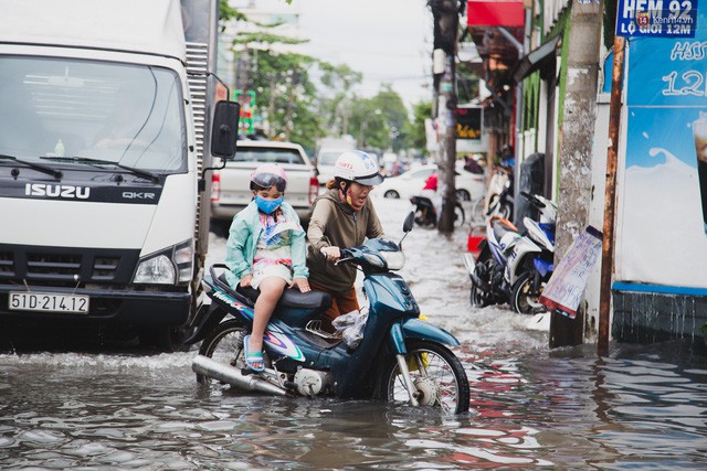 Đem xe máy điện VinFast Klara lội nước “lụt” sau bão tại Sài Gòn và cái kết - Ảnh 2.