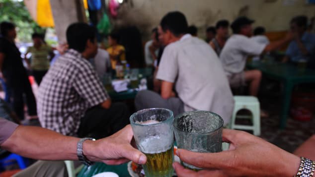 Báo tây viết về phố bia rẻ nhất thế giới giá 25 xu Tạ Hiện - Ảnh 1.