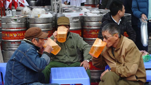 Báo tây viết về phố bia rẻ nhất thế giới giá 25 xu Tạ Hiện - Ảnh 2.